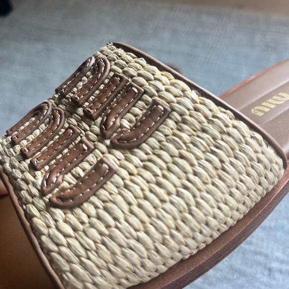 Crafted of ultra-luxe raffia, Miu Miu slides - Picture 2 of 8